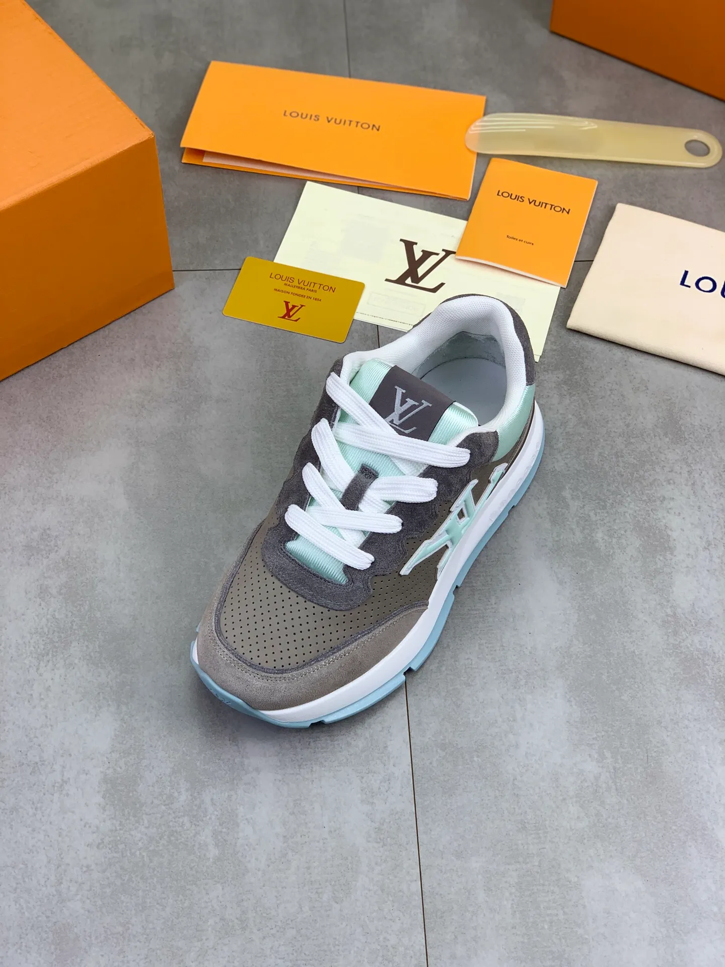 Factory price P700 💶 Top version [LOUIS VUITTON] Couple 🧑‍🤝‍🧑 Craftsman style Counter series (original order) New style 🍀LV Louis Vuitton - top version LV classic high-top trendy shoes! Made of imported original craft calfskin, original breathable lining, and original wear-resistant, lightweight, high-end TPU outsole! High quality products! 2️⃣ colors available, size: male 38-44 (45 46 customized)